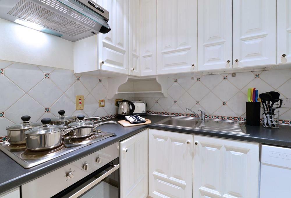 Somerset Court Kensington Apartments Лондон Екстериор снимка